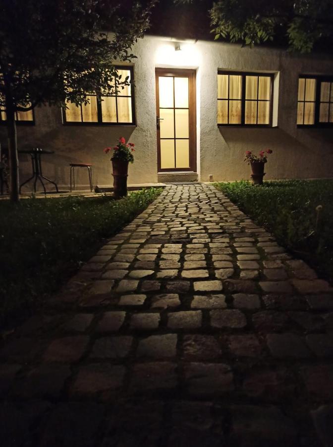 Courtyard Studio Орадя Экстерьер фото