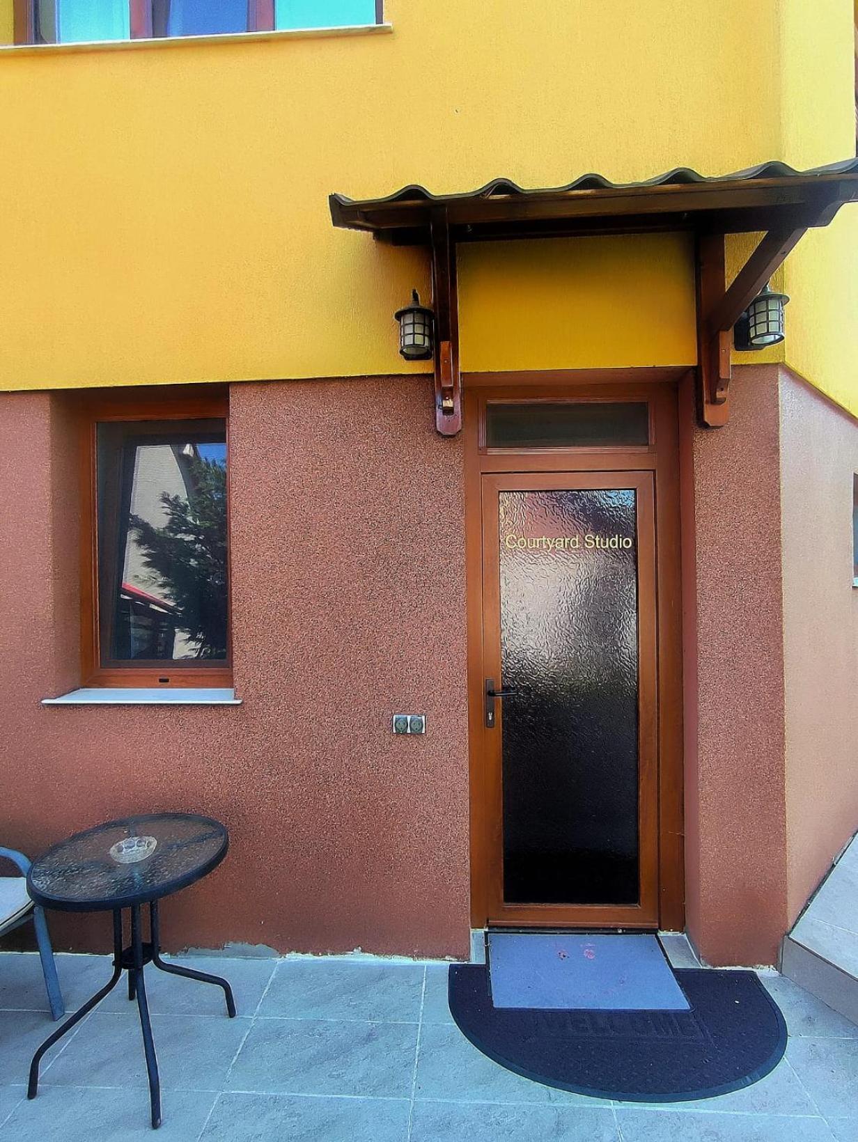 Courtyard Studio Орадя Экстерьер фото