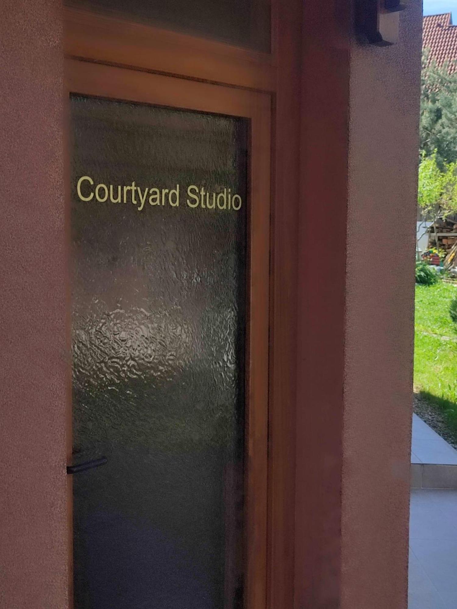 Courtyard Studio Орадя Экстерьер фото