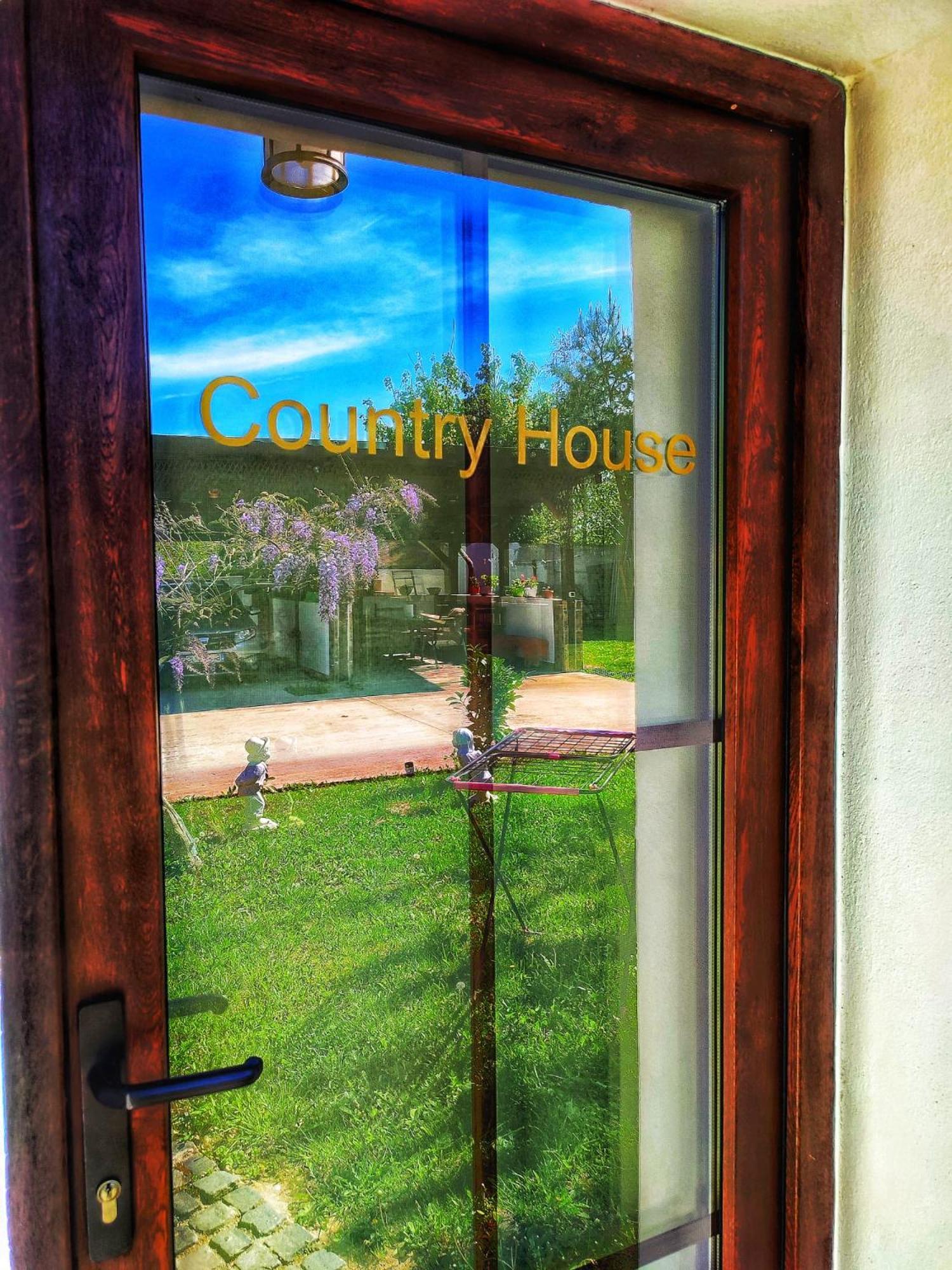 Courtyard Studio Орадя Экстерьер фото