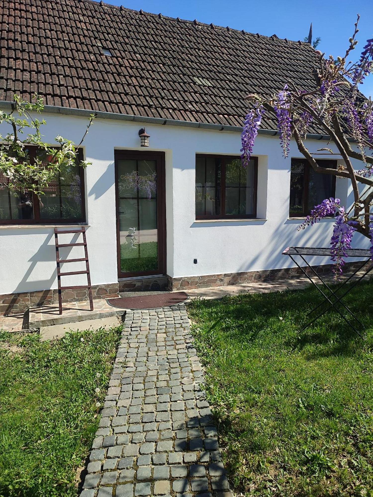 Courtyard Studio Орадя Экстерьер фото