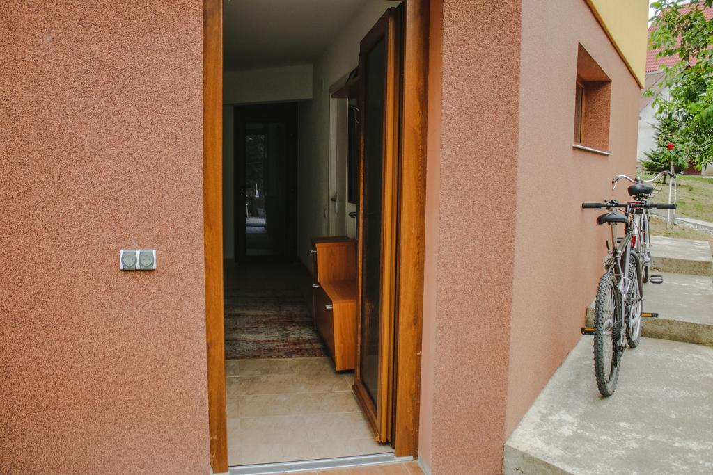 Courtyard Studio Орадя Экстерьер фото